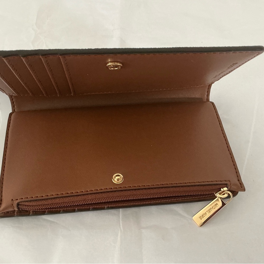 Michael Kors
Signature Logo Jet Set Travel Continental Wristlet - Picture 6 of 9